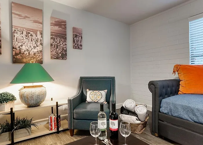 Remodeled 2 Bedroom Aparthotel