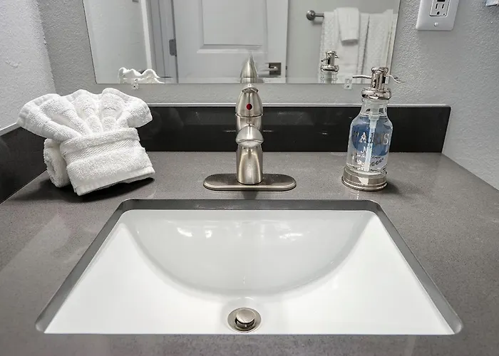 Remodeled 2 Bedroom Aparthotel *